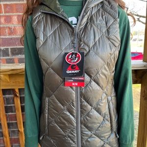 Gerry Women’s medium hooded vest. Dark green, tomatoes
